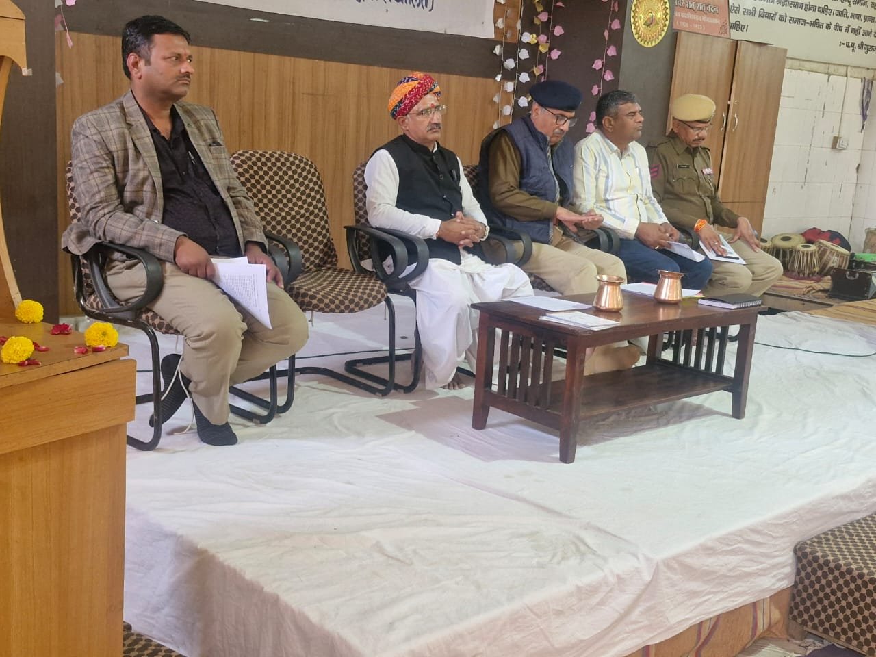 सड़क सुुरक्षा के नियमों के बारे में आयोजित बैठक