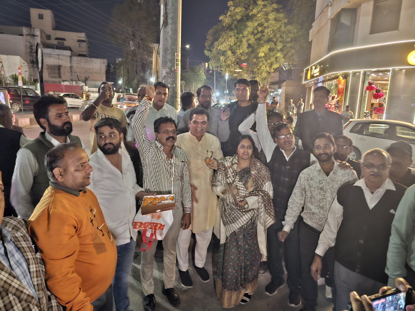 आयड चौकी को थाना बनाने पर की भव्य आतिशबाजी