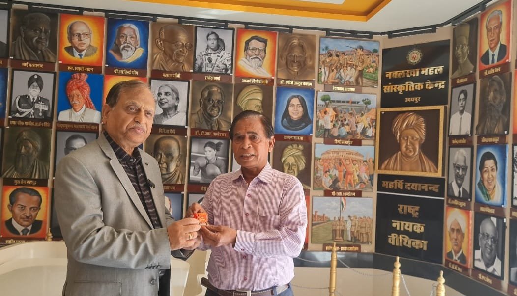 महर्षि दयानन्द सरस्वती के जीवन पर आधारित सूक्ष्म पुस्तक का लोकार्पण