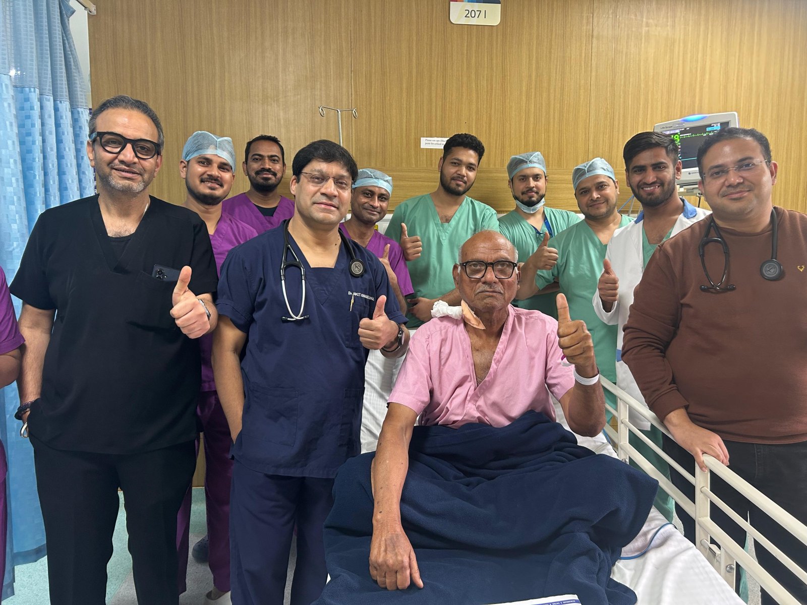 Paras Health Udaipur में डॉ. अमित खंडेलवाल ने किया हाई-रिस्क TAVI सफल, 75 वर्षीय मरीज को मिली नई जिंदगी