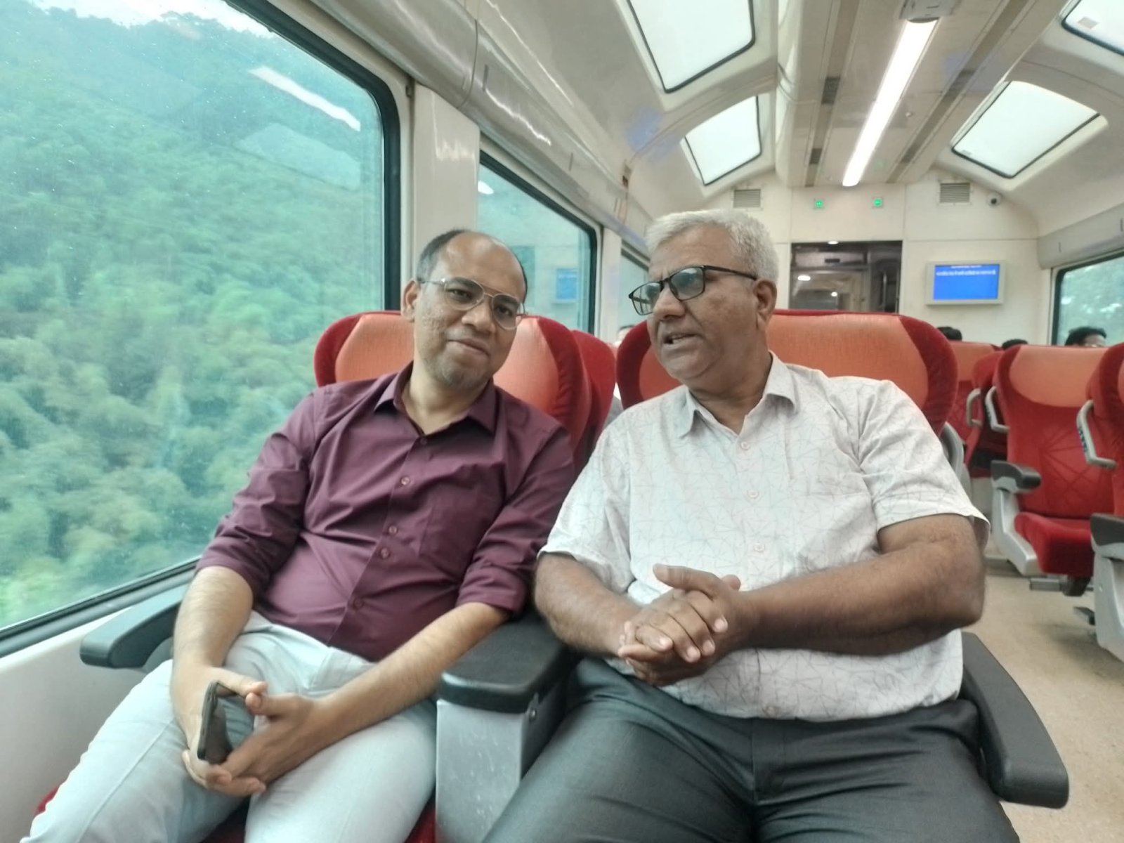कश्मीर यात्रा के दौरान कटरा से बडगाम तक ट्रेन के विस्टाडोम कोच में आप लूट सकेंगे कुदरत के नजारे
