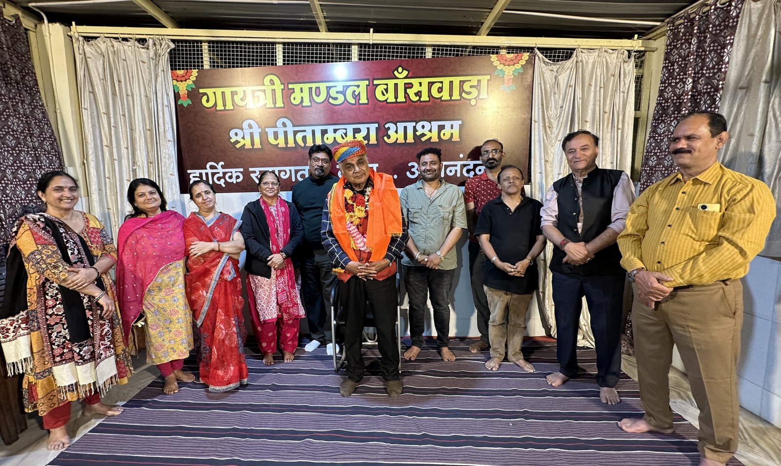 आश्रम की ओर से सुविख्यात रचनाकार हरीश आचार्य का अभिनन्दन