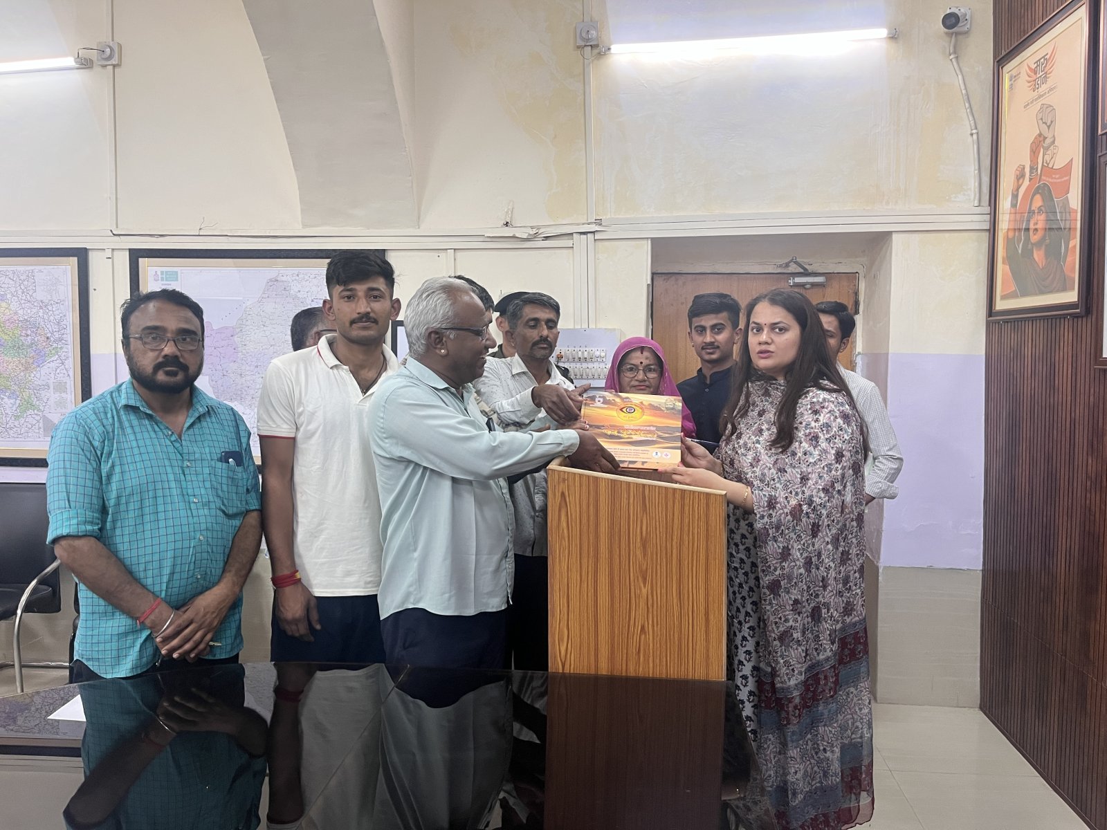 नेत्र महाकुंभ की विवरणिका जिलाधीश को भेट बाड़मेर