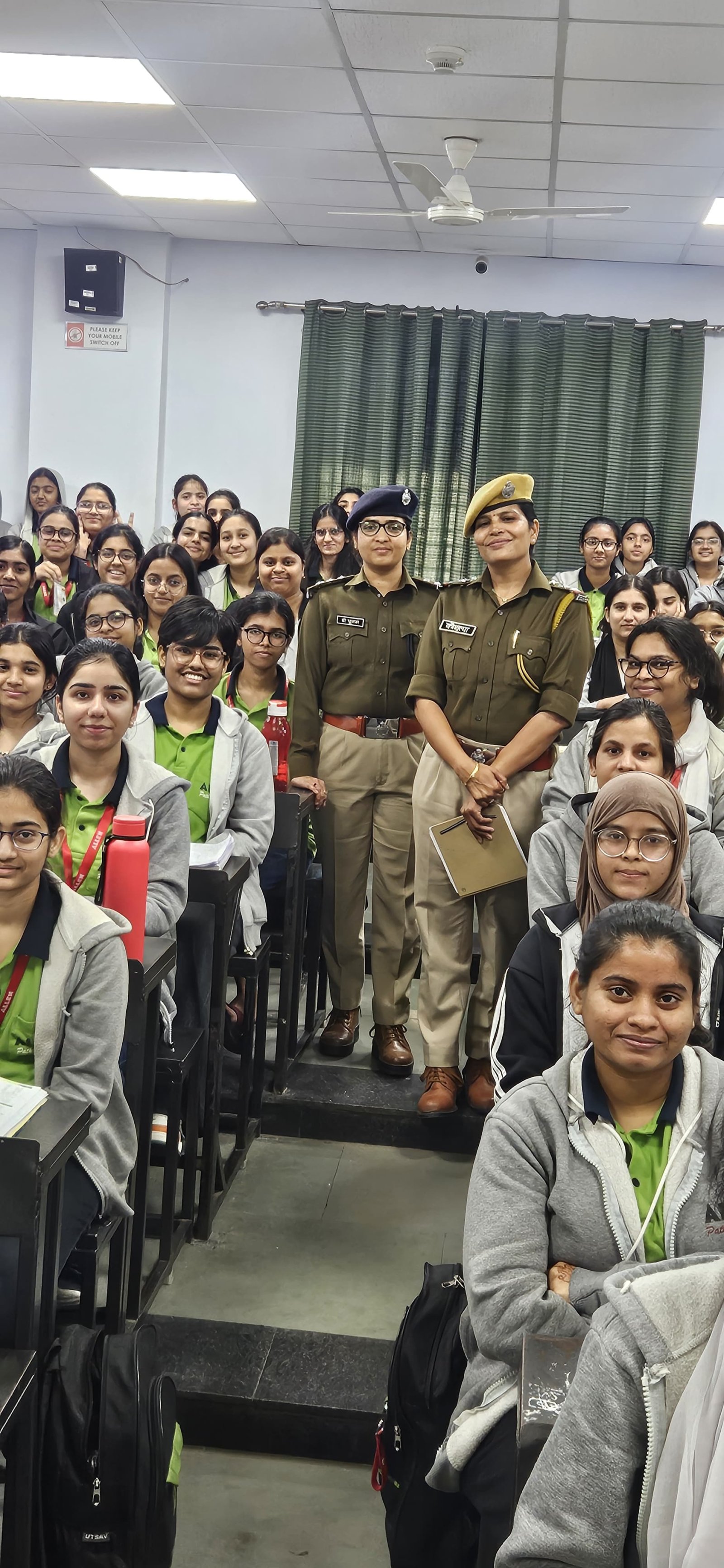 डिप्टी पुलिस सुपरिटेंडेंट डॉ पूनम ने एलन कोचिंग संस्थान लैडमार्क सिटी में अध्ययनरत छात्र छात्राओं से किया संवाद