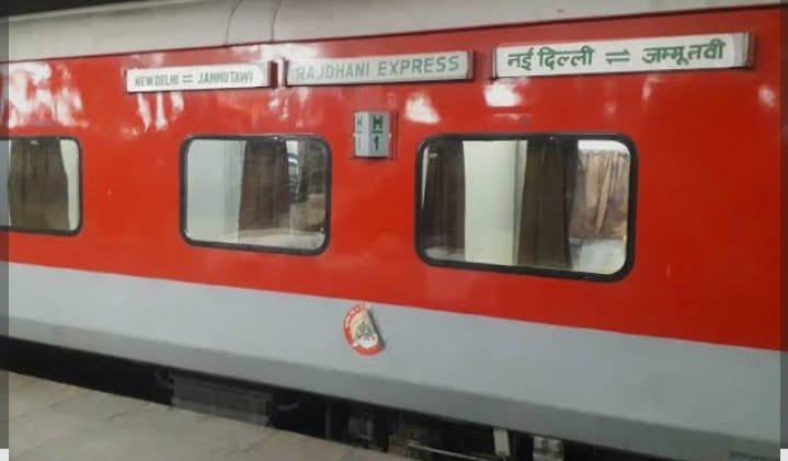 कश्मीर से जुड़ी राजधानी ट्रेन में भीड़ के चलते एक्स्ट्रा कोच लगाया