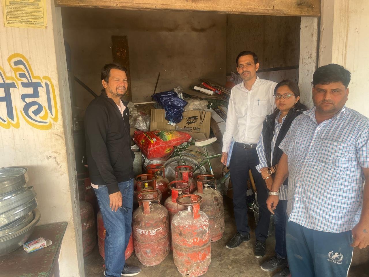 घरेलू एलपीजी सिलेण्डर के दुरूपयोग पर रसद विभाग ने की कार्यवाही
