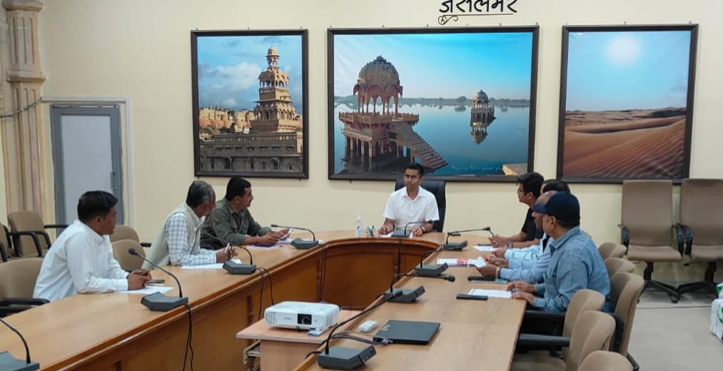 जिला निर्वाचन अधिकारी ने राजनीतिक दलों के प्रतिनिधियों के साथ की महत्वपूर्ण बैठक