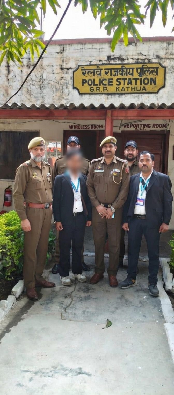 ट्रेन के टिकट चेकिंग स्टाफ ने फर्जी टीटीई को पकड़कर जीआरपी को सौंपा