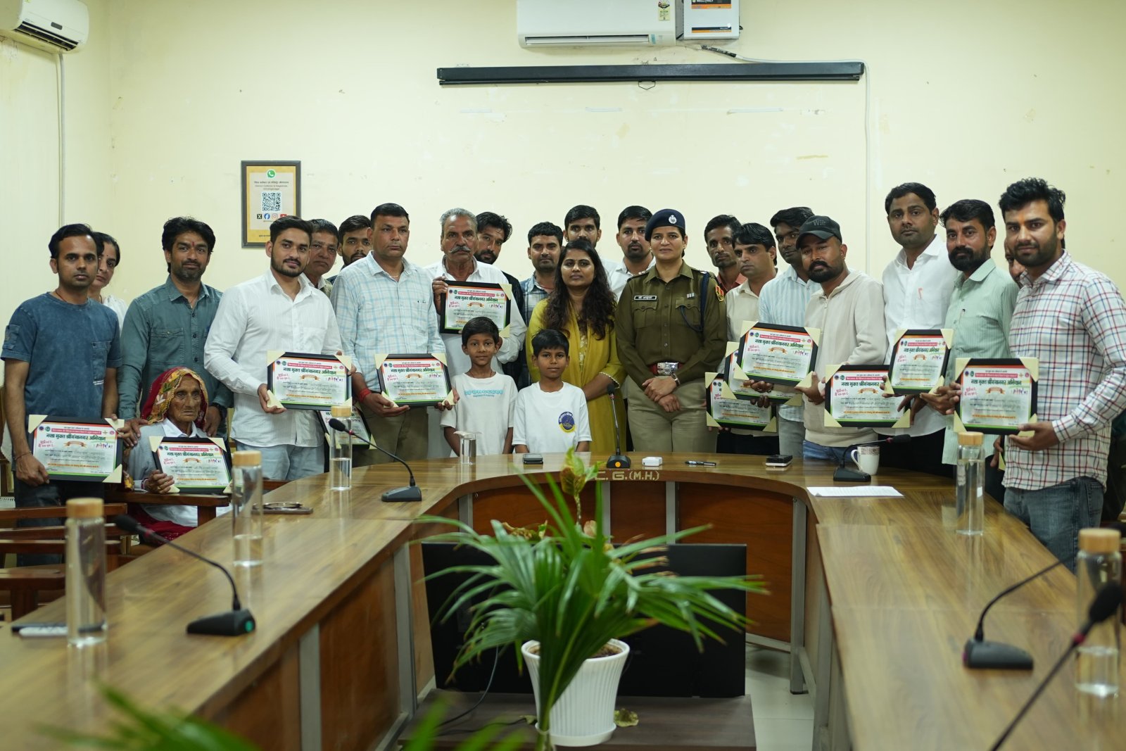 नशा मुक्त अभियान के तहत जिला कलक्टर व एसपी ने किया सहयोगियों को सम्मानित