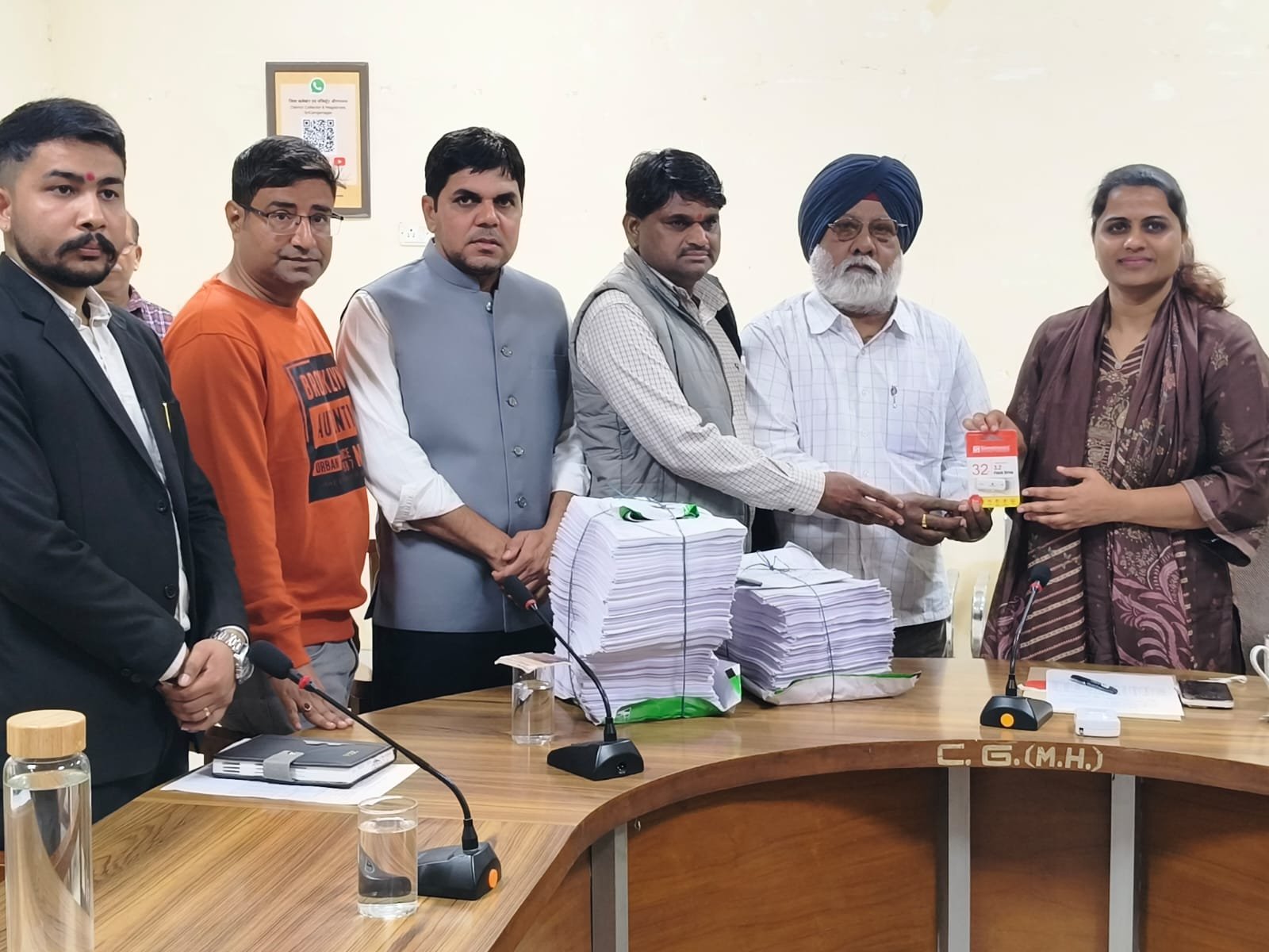 राजनैतिक दलों के प्रतिनिधियों को सौंपी मतदाता सूचियों के अंतिम प्रकाशन की सूची
