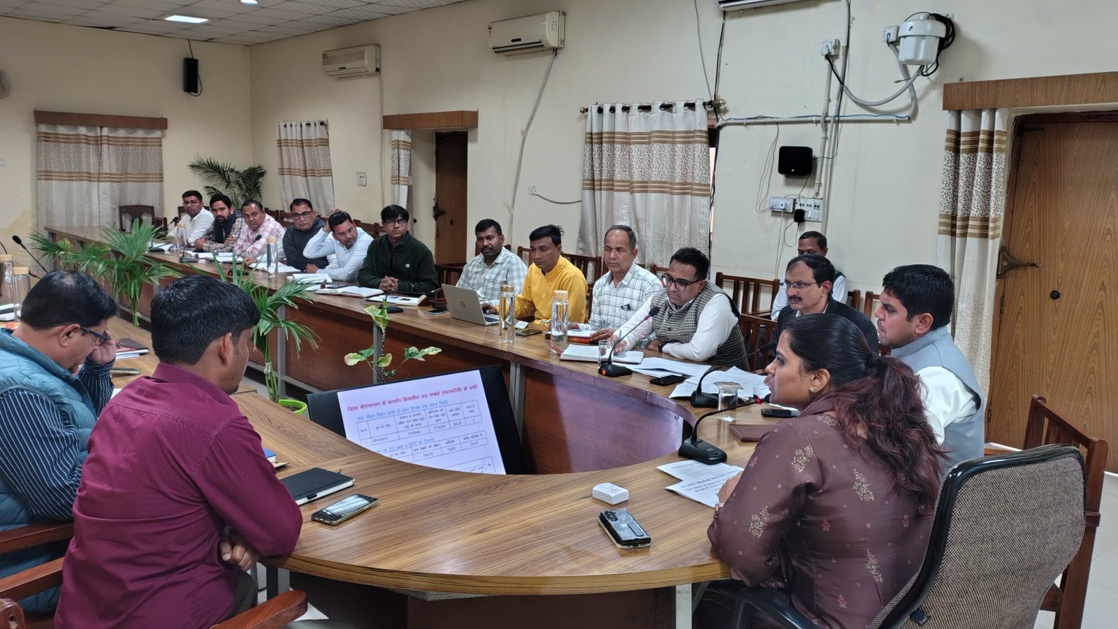 जिला कलक्टर ने की नहरबंदी व ग्रीष्म ऋतु में पेयजल व्यवस्था की समीक्षा