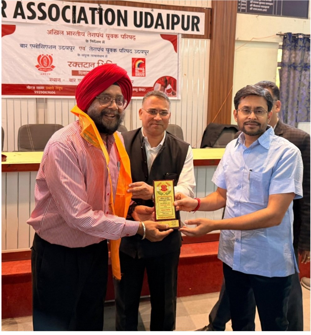 रविन्द्र पाल सिंह "कप्पू" ने किया 107वीं बार रक्तदान, उदयपुर जिला कलेक्टर नमित मेहता ने किया सम्मानित।