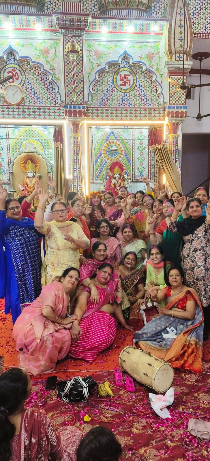 श्री सिद्ध हनुमान मंदिर में फूलों की रंगबिरंगी होली