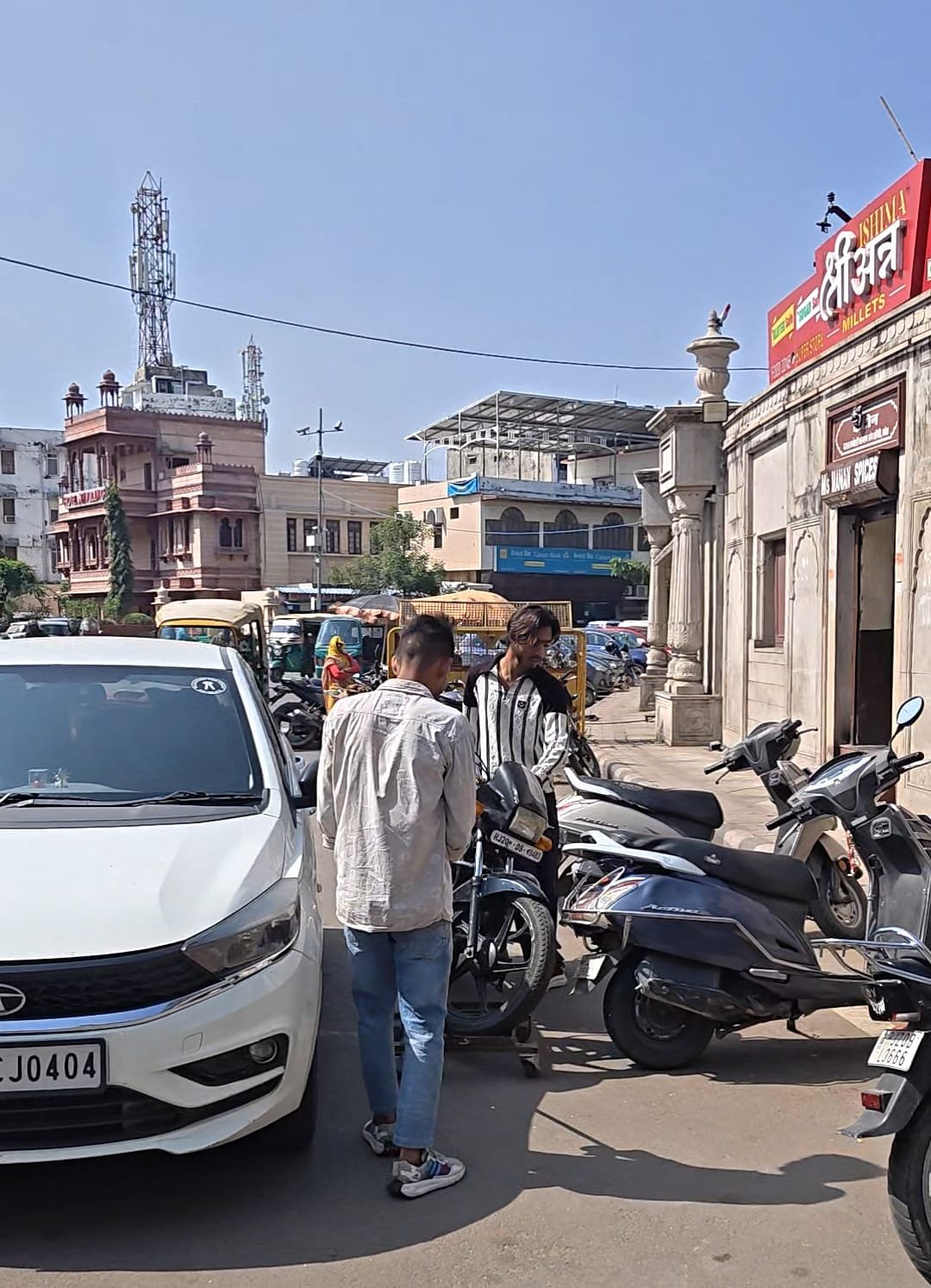 कलेक्ट्री साइकिल स्टैंड के ठेके दार की गुंडागर्दी