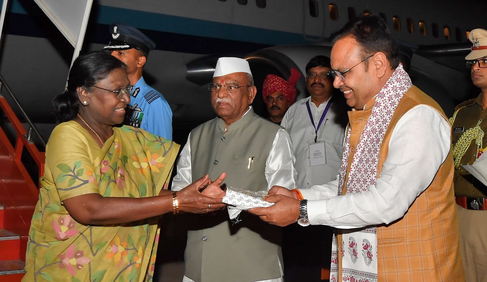 Chief Minister Bhajanlal Sharma Welcomes President Draupadi Murmu in Jaisalmer