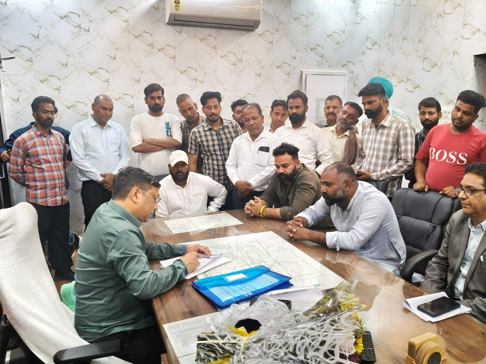 सफाई कर्मचारी यूनियन ने समझौता वार्ता अनुसार मांग पत्र का निस्तारण हेतु जिला कलक्टर व आयुक्त नगर परिषद को सौंपा ज्ञापन