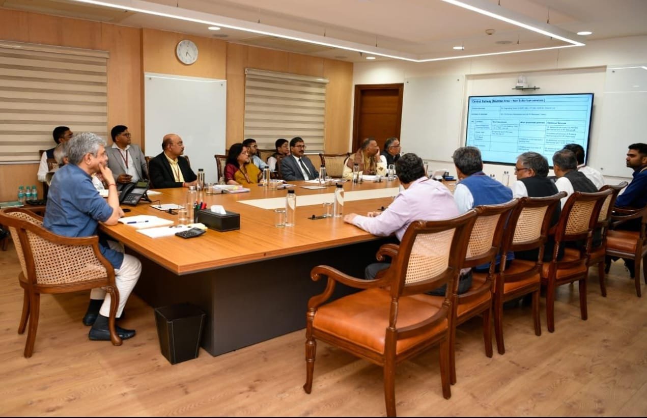 रेल मंत्री ने देशभर के यात्री टर्मिनलों की क्षमता बढ़ाने के लिए अधिकारियों को निर्देश दिए