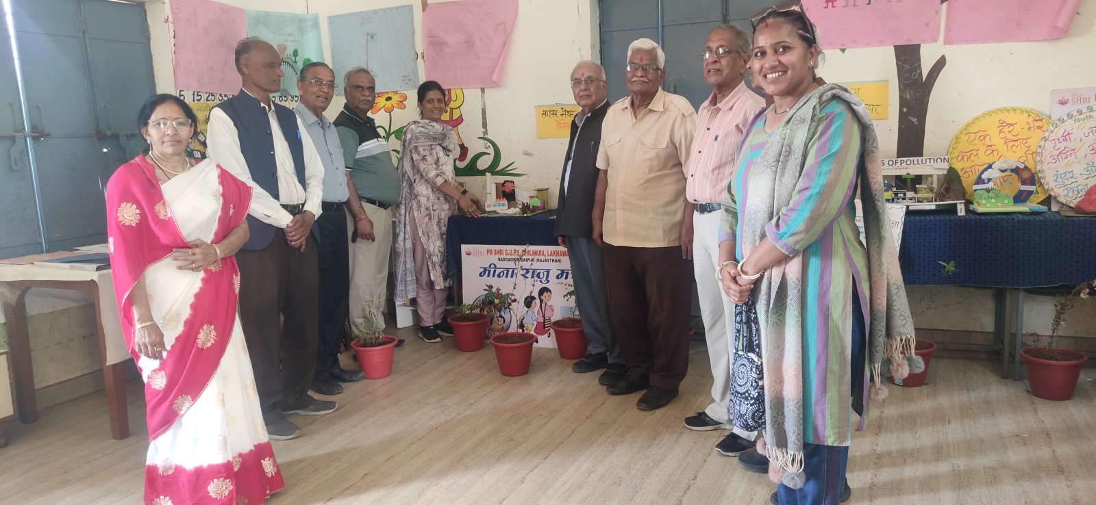 विज्ञान समिति चल प्रयोगशाला के उपकरणों से प्रयोग कर लखावली राजकीय विद्यालय के छात्र हुए लाभान्वित 