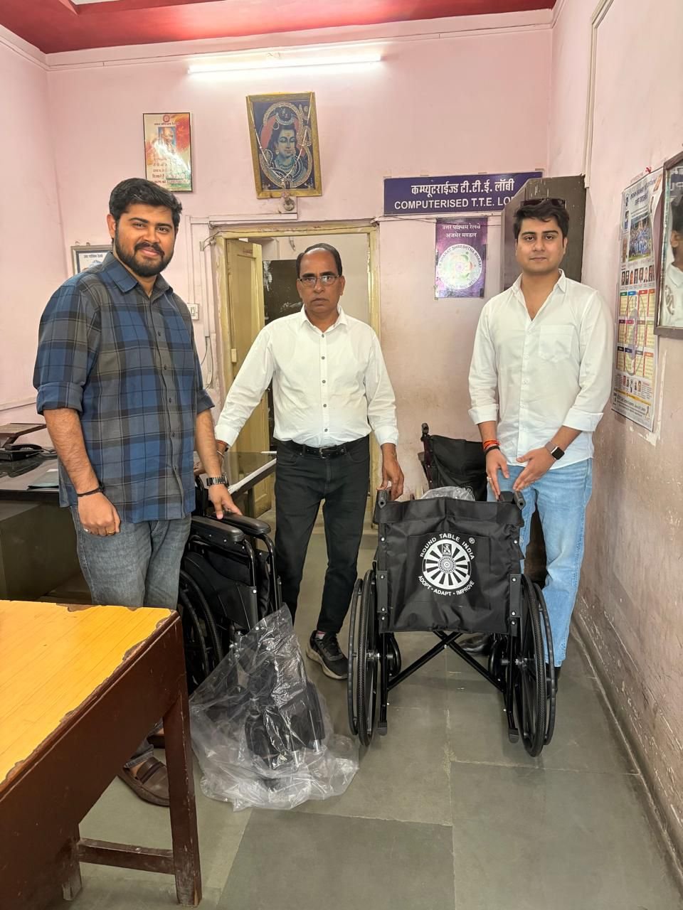 उदयपुर राउण्ड टेबल ने रेलवे स्टेशन पर 2 व्हील चेयर प्रदान की