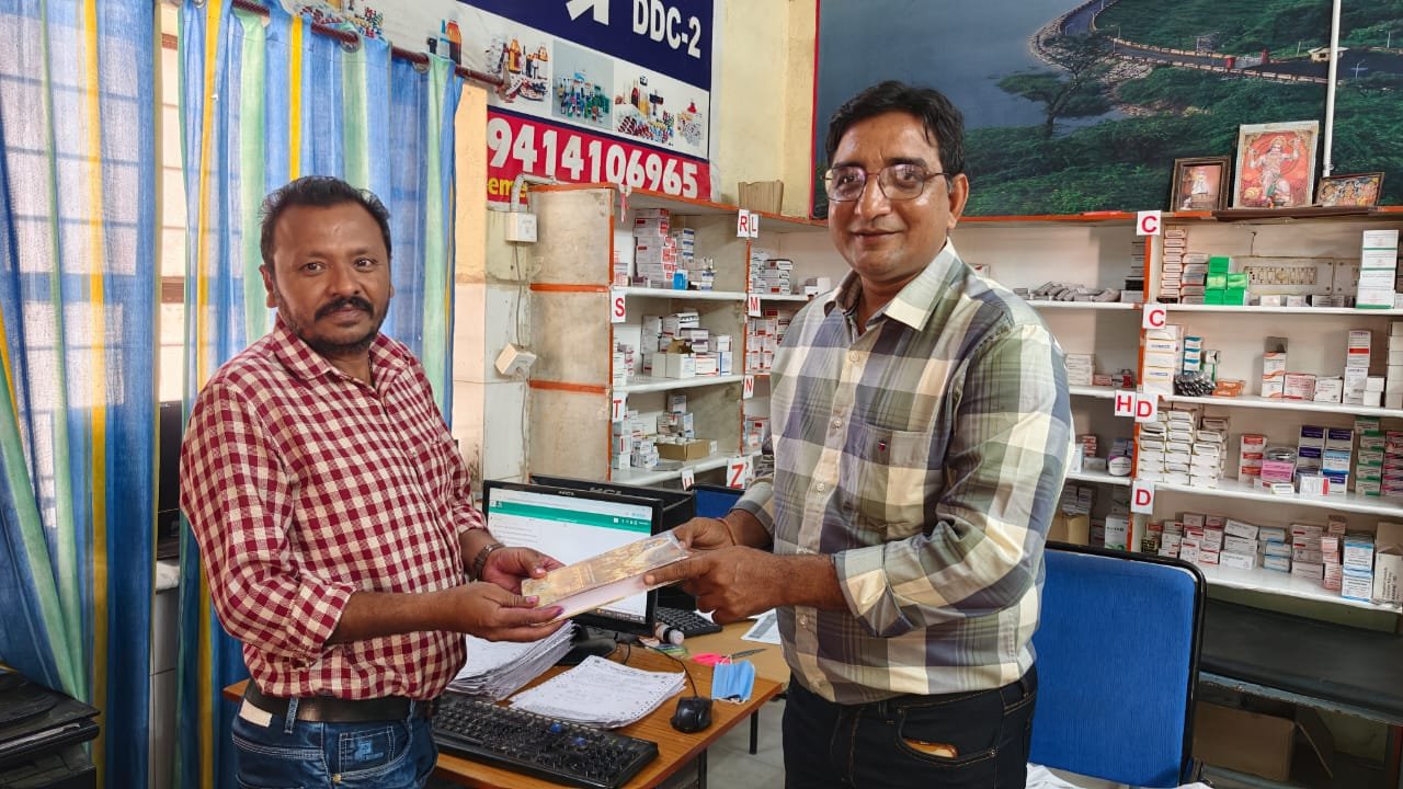इस्कॉन बांसवाड़ा ने जनरल हॉस्पिटल में मरीजों और डॉक्टरों को भगवद गीता का वितरण किया