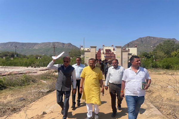 विधानसभाध्यक्ष वासुदेव देवनानी ने स्वयं फील्ड में उतर कर अफसरों के साथ अजमेर की ऐतिहासिक आनासागर झील का दौरा किया