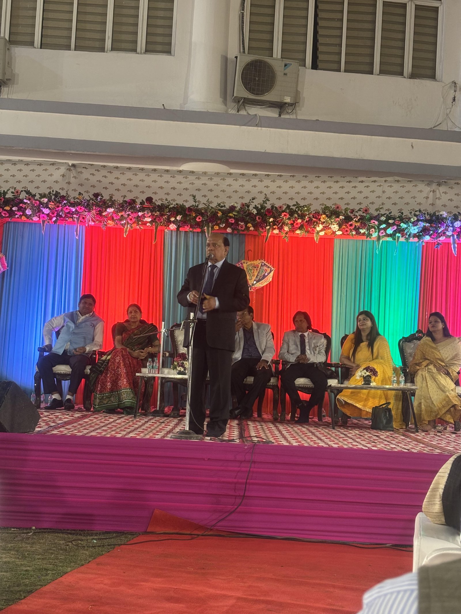 होली मिलन समारोह में सुप्रसिद्ध हास्य कवि सुरेन्द्र शर्मा की अगुवाई में कवियों ने दर्शकों का दिल जीता
