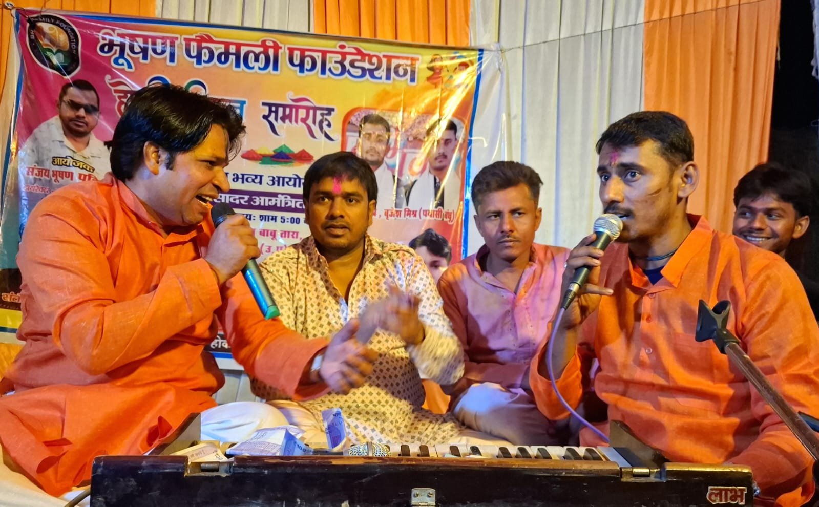 भूषण फैमिली फाउंडेशन की तरफ से होली मिलन समारोह का आयोजन, रंगों और भजनों से गूंजा ढेरहन बाबू तारा