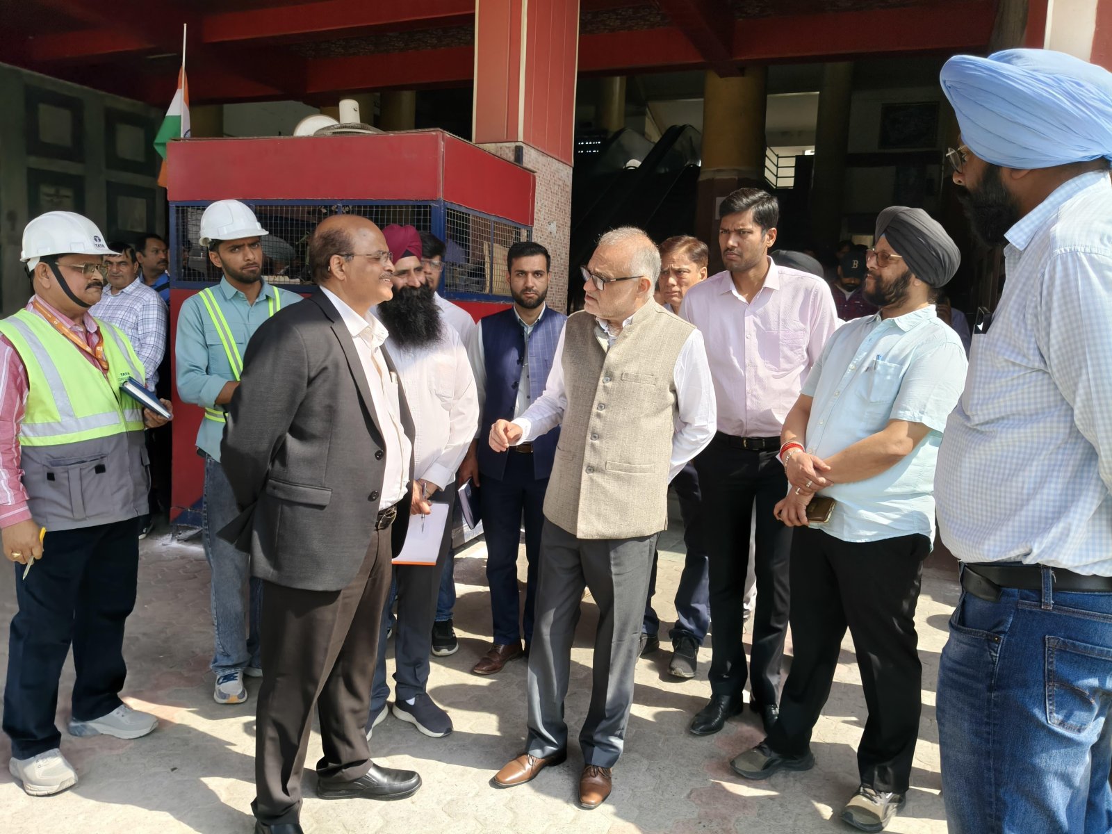 जम्मू रेलवे स्टेशन पर चल रहे पुनर्विकास कार्यों का किया निरीक्षण