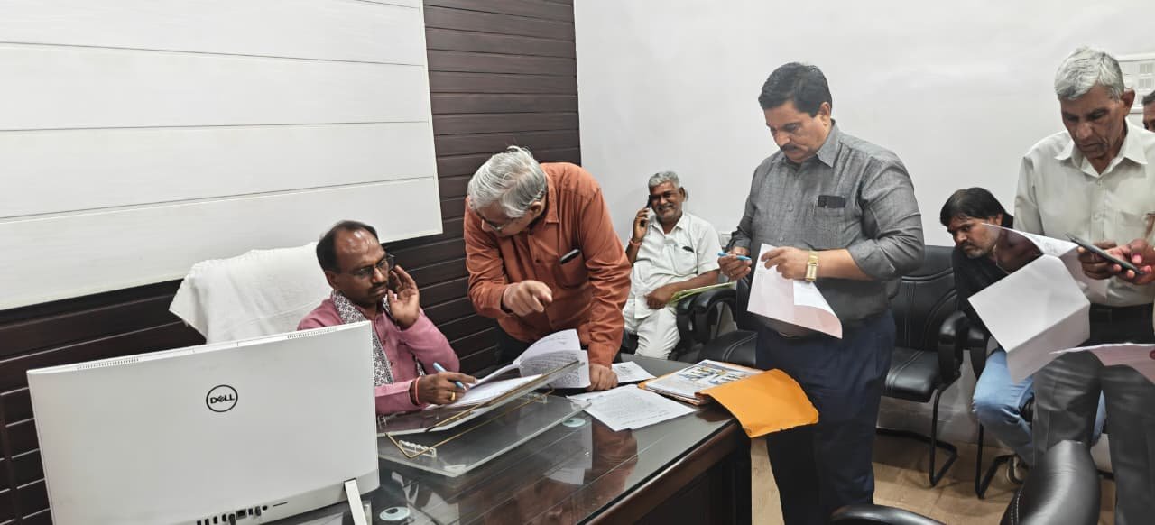 जनसुनवाई में चाय व्यापारियों ने उठाई फीस हटाने की मांग