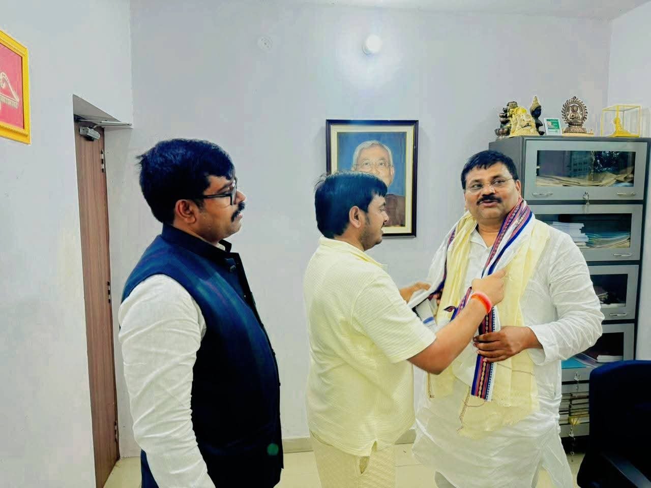 उमेश कुशवाहा को जदयू के प्रदेश अध्यक्ष चुने जाने पर बधाई देने पहुंचे धीरज सिंह कुशवाहा और संजय भूषण पटियाला