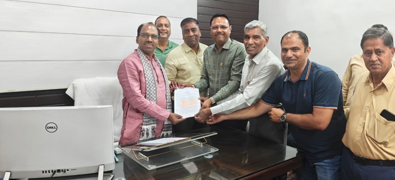 सांसद डॉ रावत की जनसुनवाई: टी मर्चेेन्ट एसोसिएशन ने कृषक कल्याण फीस हटाने की मांग की, रेल विस्तार के सुझाव आए
