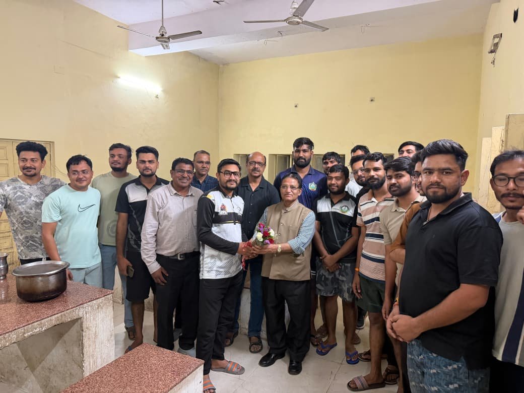 कुलगुरु प्रो. डॉ. प्रताप सिंह का स्वामी विवेकानन्द पीजी छात्रावास का निरीक्षण, छात्रों के साथ किया भोजन