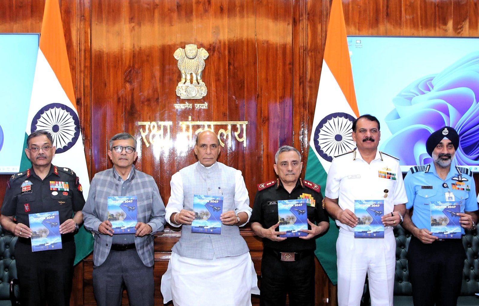 रक्षा मंत्री ने 'रक्षा बलों के लिए विजन 2047: भविष्य के लिए तैयार भारतीय सेना का रोडमैप' जारी किया