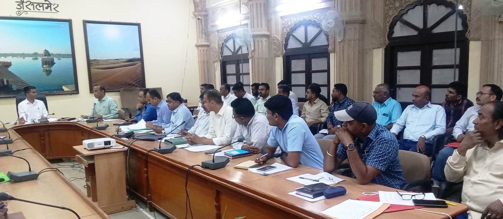 राजस्व अधिकारियों की समीक्षा बैठक आयोजित