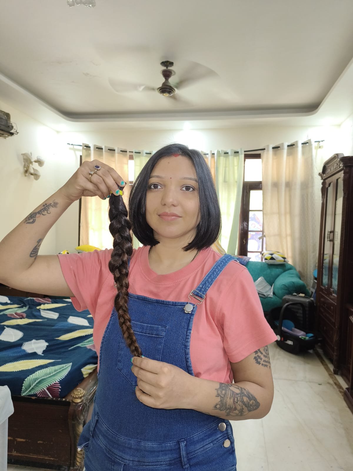 फिल्म एक्ट्रेस नेहा बंसल ने कैंसर पीड़ित को अपना हेयर डोनेट किया.