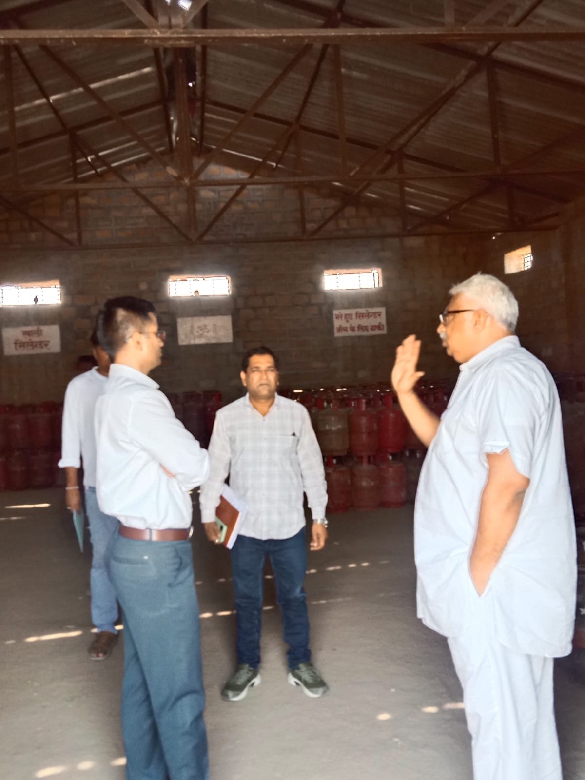 जिला कलक्टर ने किया गोदामों का औचक निरीक्षण