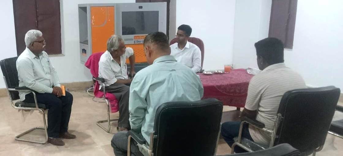 बरमसर में जिला कलक्टर की रात्रि चौपाल