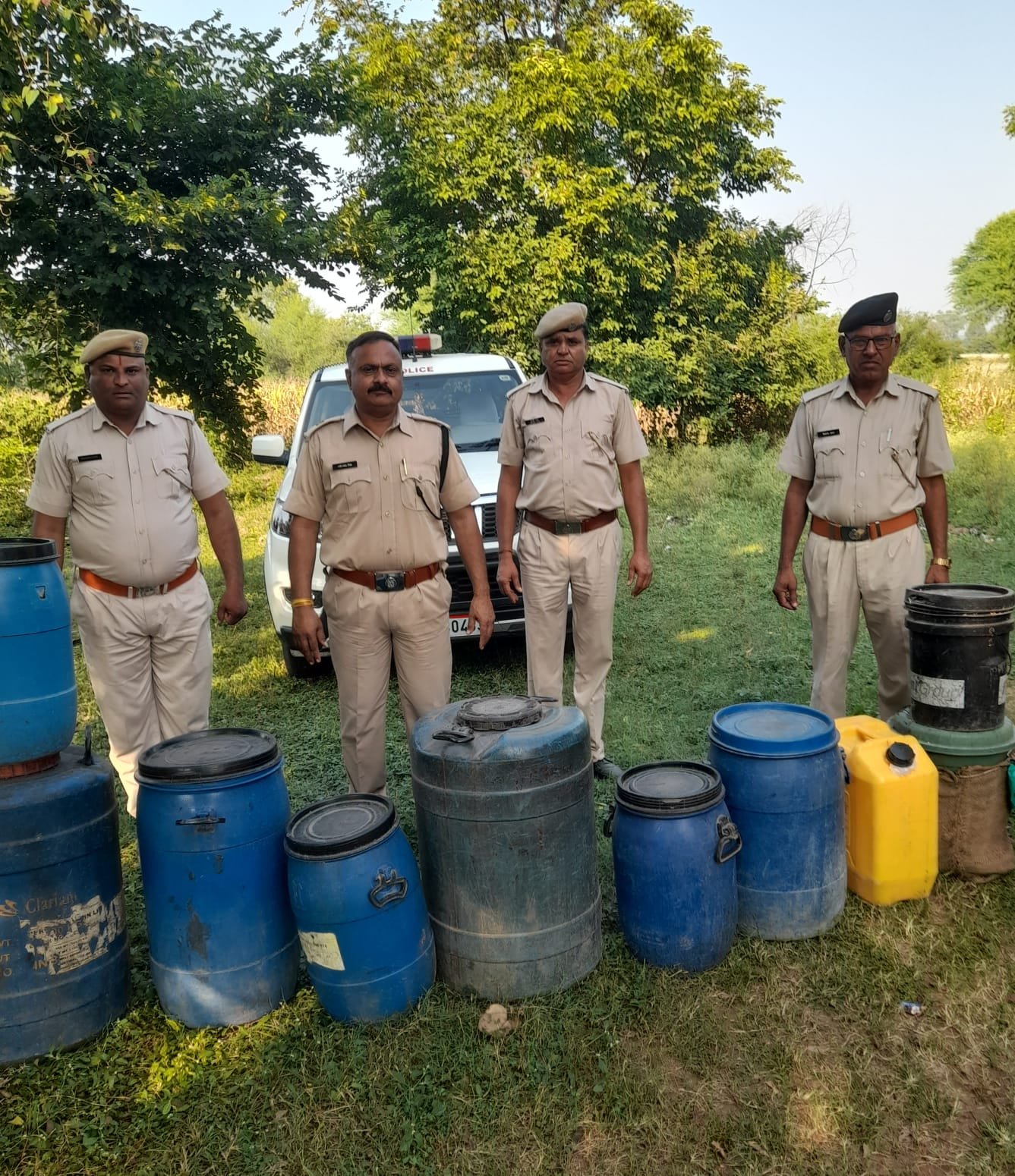 अवैध मदिरा पर कार्रवाई - वॉश नष्ट, हथकड़ शराब जब्त