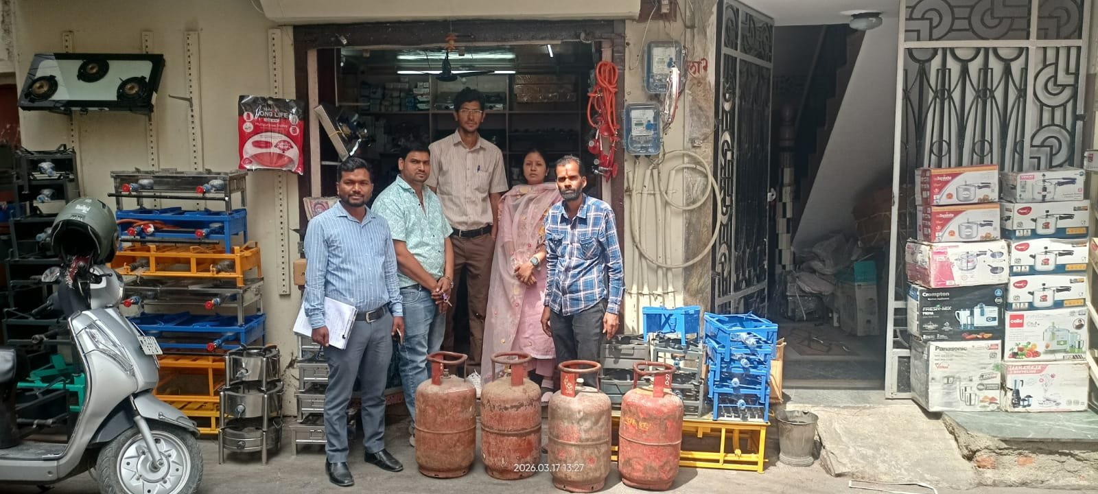 नेहरू बाजार में रसद विभाग का छापा, 8 सिलेंडर जब्त