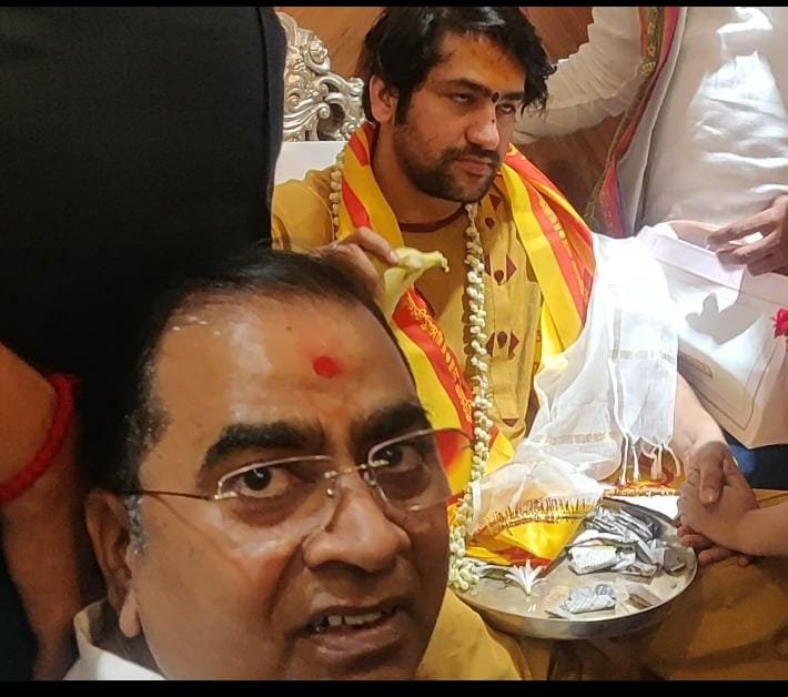 ईटार विजन ऑफ इंडिया के मालिक श्री किरण माली ने बागेश्वर धाम सरकार से मुलाकात की, और अपने गांव आने का दिया न्योता।