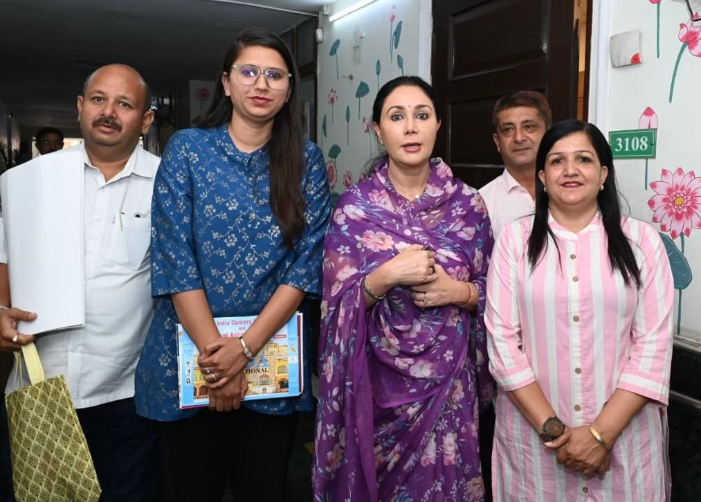 उपमुख्यमंत्री दिया कुमारी को दी छठे इंटरनेशनल क्लासिकल डांस फेस्टिवल की जानकारी