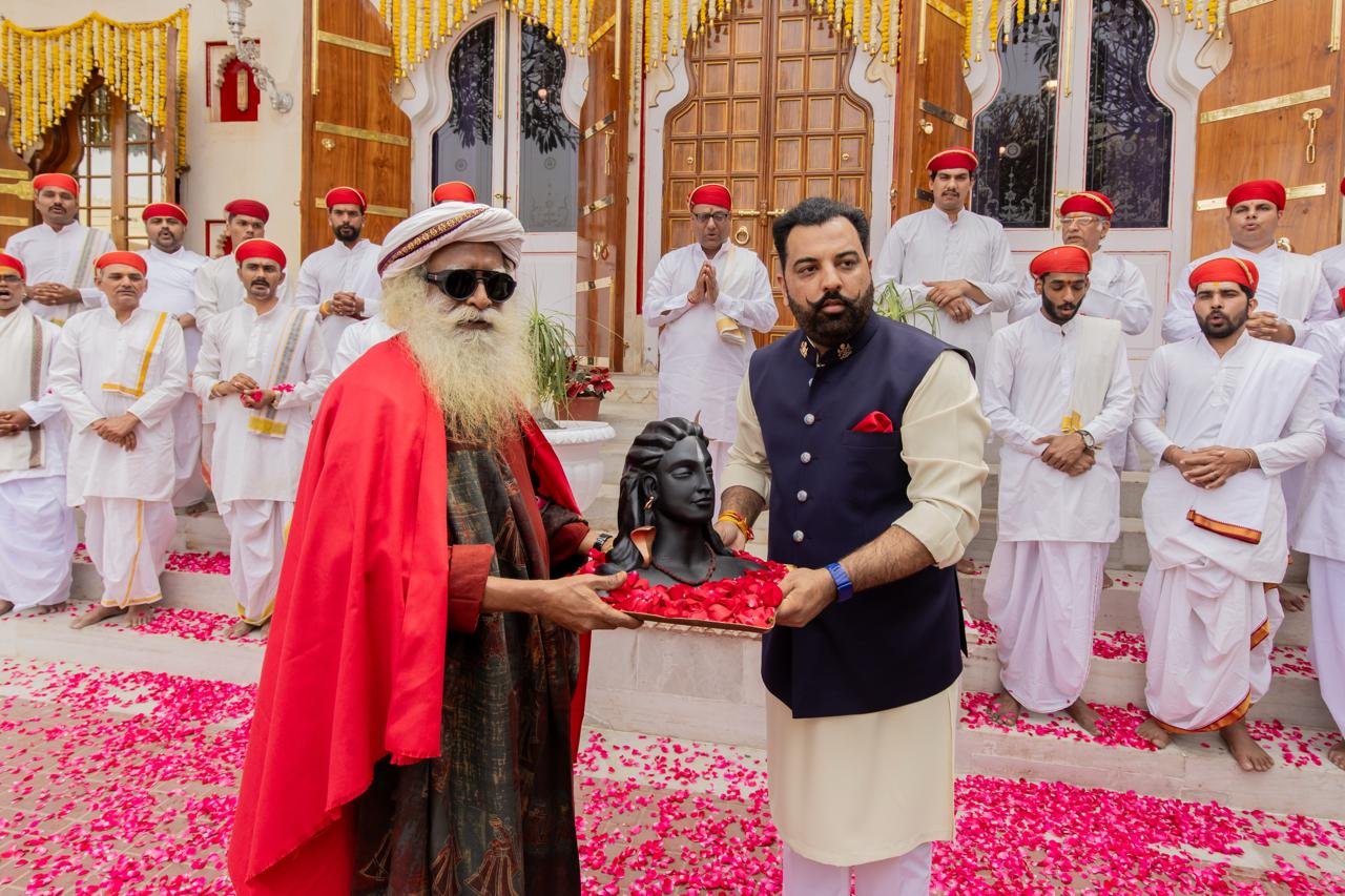 सद्गुरु का डॉ. लक्ष्यराज सिंह मेवाड़ को संदेश