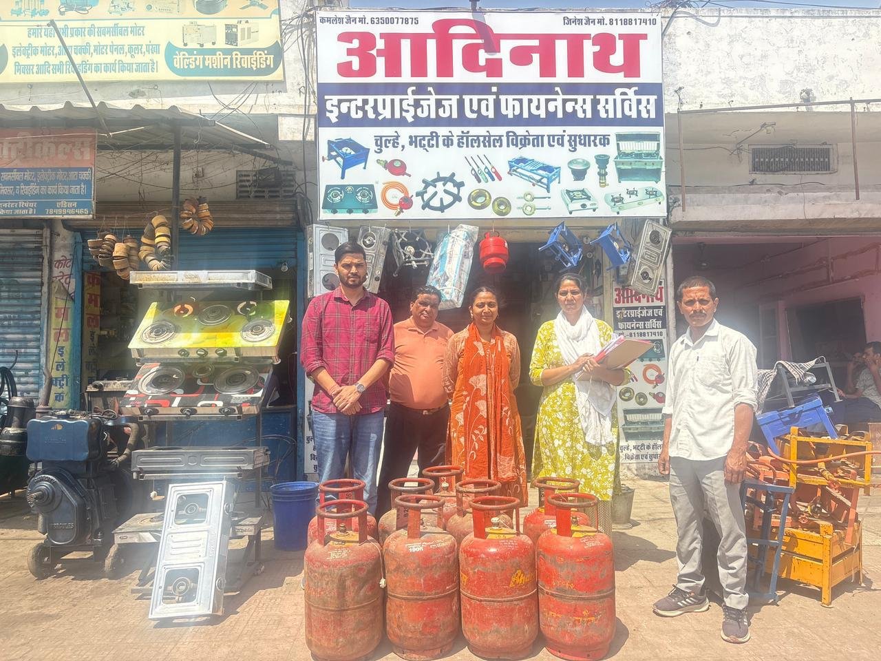 9 घरेलू गैस सिलेण्डर व रिफिलिंग उपकरण जब्त