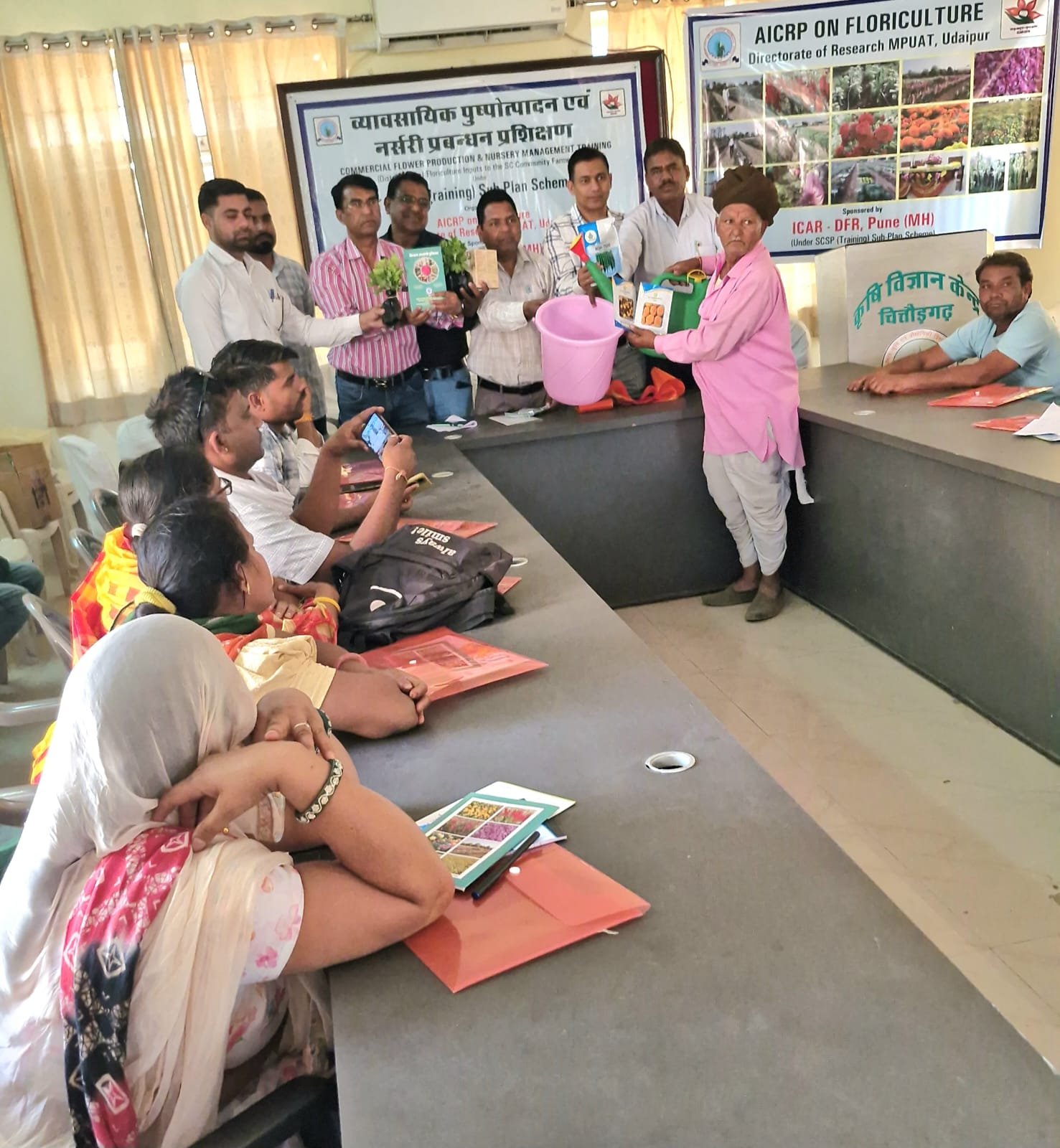 एक दिवसीय व्यावसायिक पुष्पोत्पादन एवं नर्सरी प्रबंधन पर संस्थागत प्रशिक्षण का आयोजन किया गया