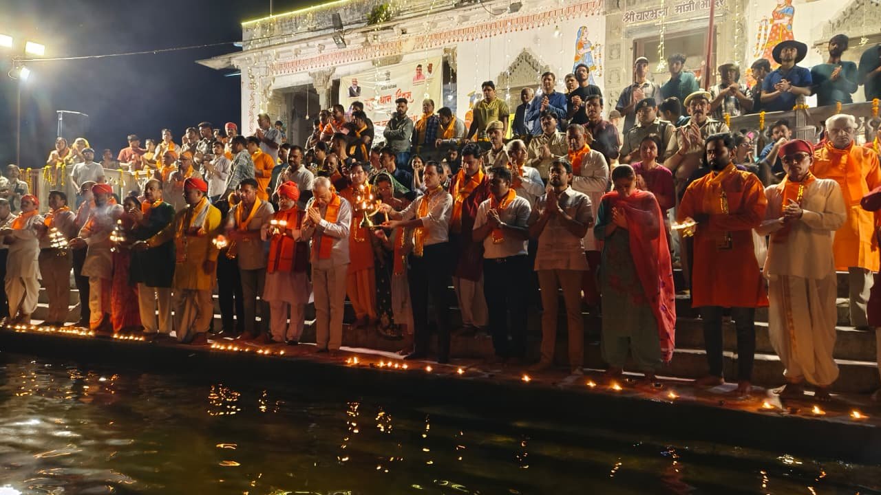 जनप्रतिनिधियों, अधिकारियों संग आमजन ने पिछोला झील किनारे की महाआरती
