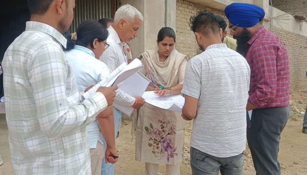जिला कलक्टर ने किया निर्माणाधीन मिनी सचिवालय का निरीक्षण
