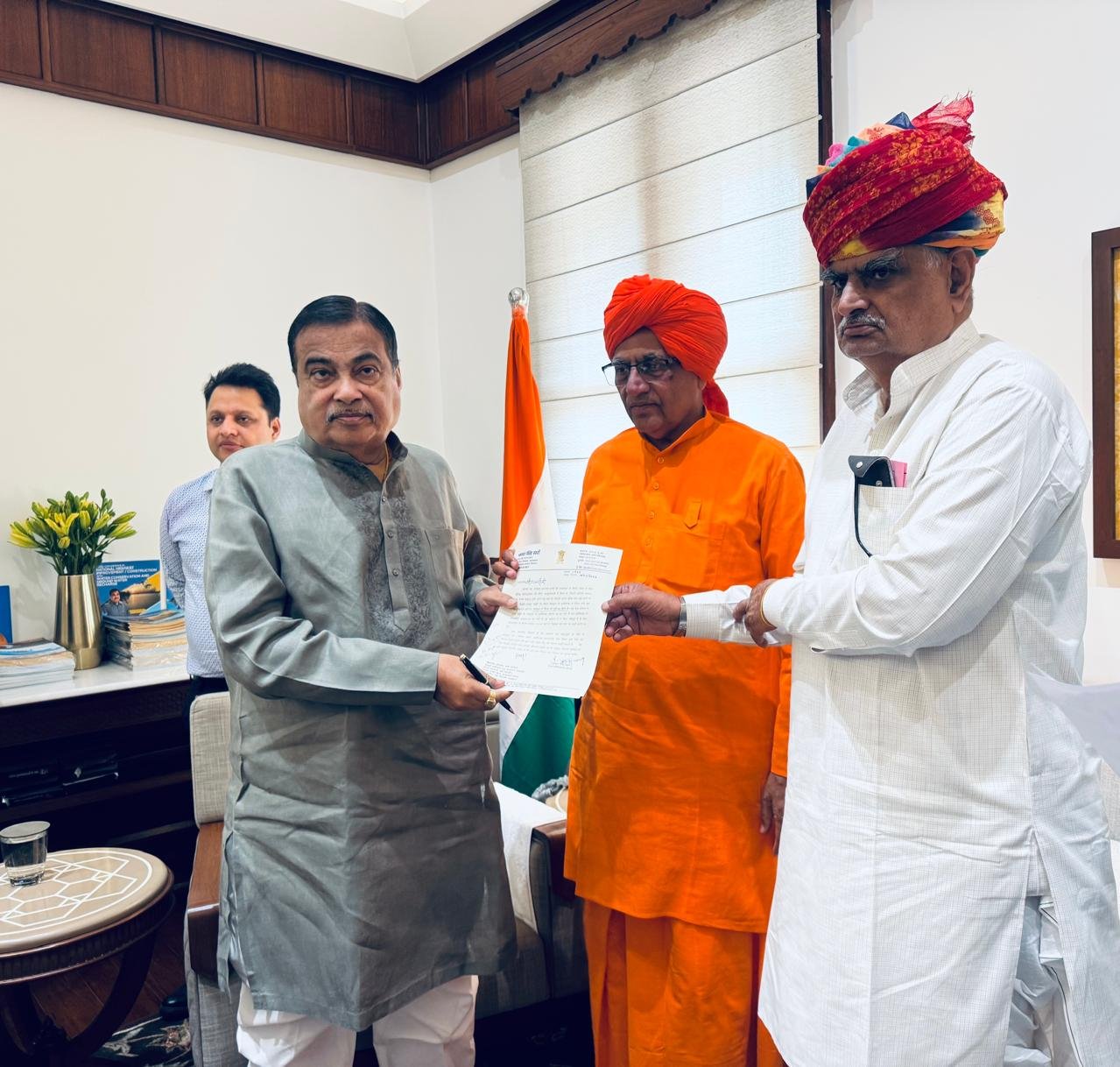 राजस्थान के नगरीय विकास और स्वायत शासन मंत्री श्री झाबर सिंह खर्रा ने की दिल्ली में केंद्रीय मंत्रियों से मुलाकात