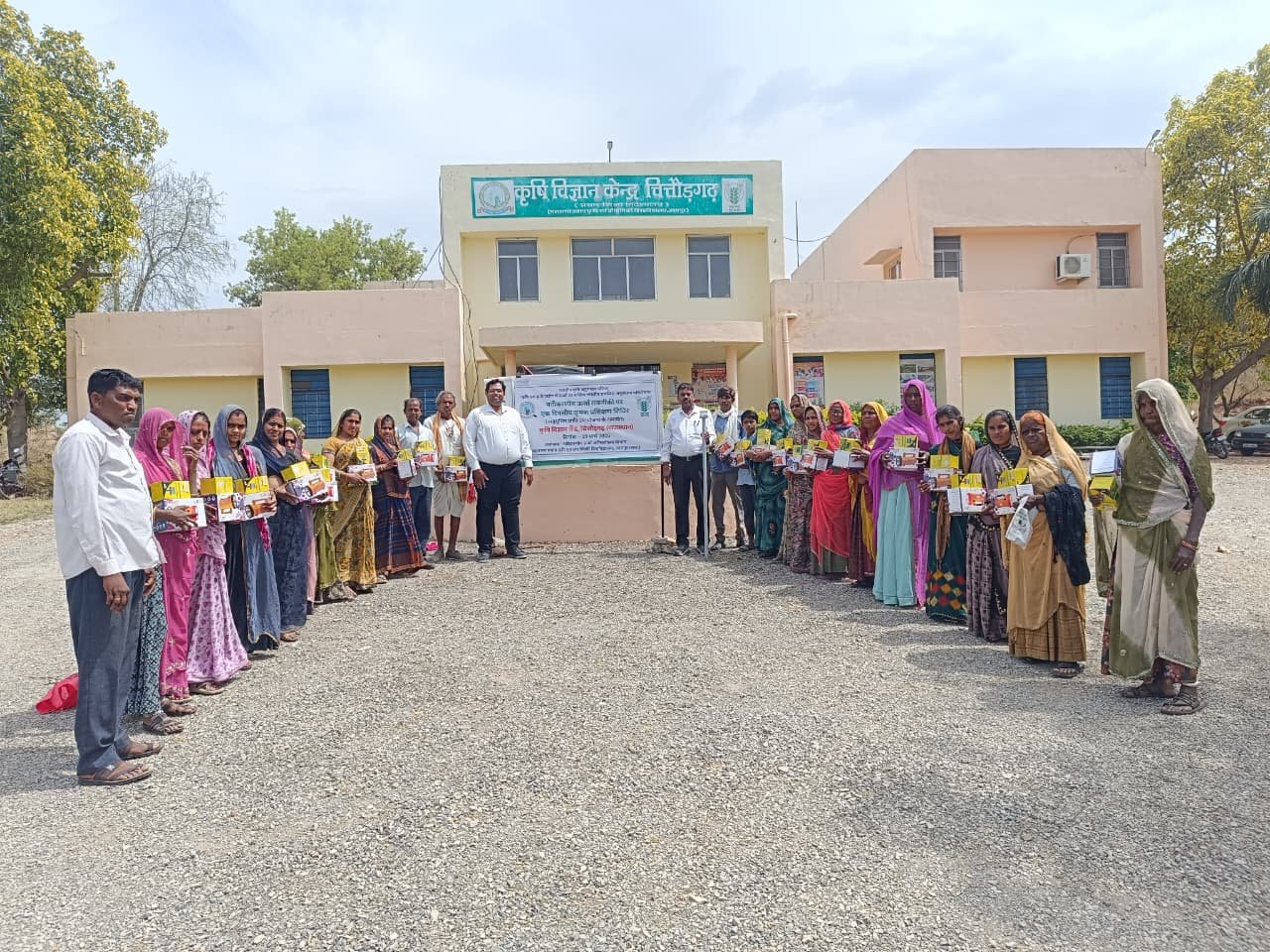 के वी के चित्तौरगढ़ में एक दिवसीय कृषक प्रशिक्षण कार्यक्रम के दौरान वितरित किये सोलर साईरन सिस्टम सोलर होम लाइटिंग सिस्टम