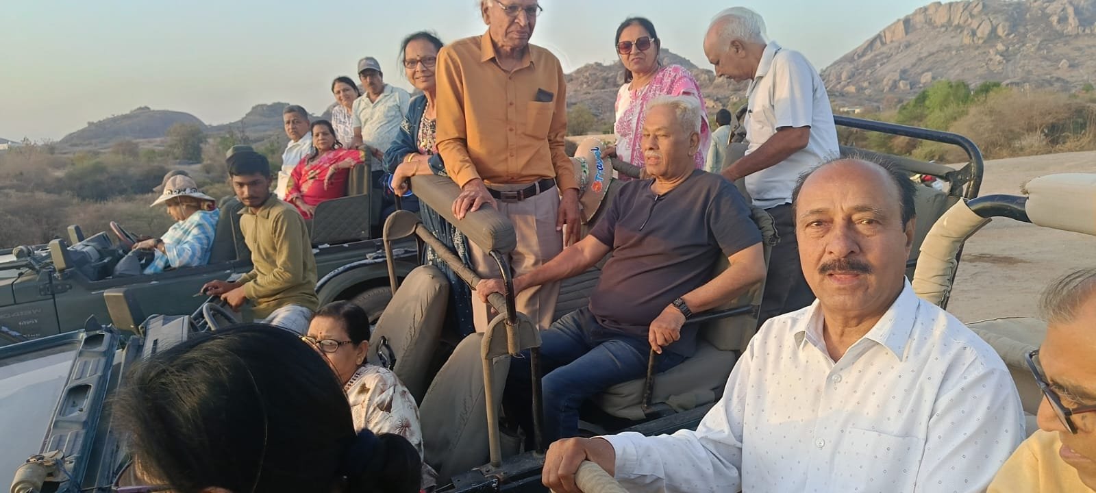 जवाई की वादियों में वरिष्ठ नागरिकों ने देखा लेपर्ड का अद्भुत नज़ारा, भक्ति और रोमांच का अनूठा संगम