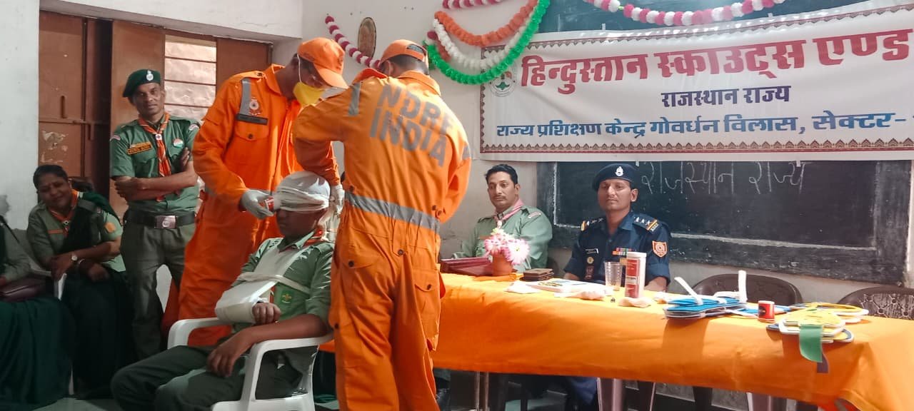 एनडीआरएफ व एसडीआरएफ ने बच्चों को दिया आपदा में राहत एवं बचाव का प्रशिक्षण